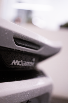 Atemberaubendes Auto & Wasser – Sportwagen Wallpaper