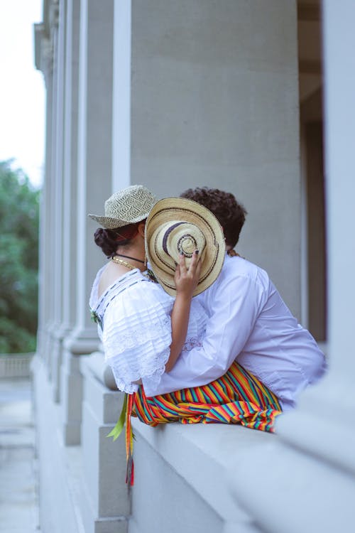 Foto profissional grátis de abraçando, afetuoso, animação