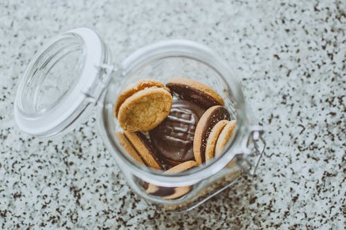 бесплатная Фото шоколадного печенья в банке Стоковое фото