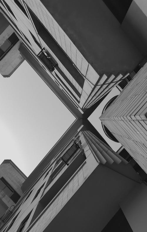 Darmowe zdjęcie z galerii z budynek od zewnątrz, czarno-biały, czyste niebo