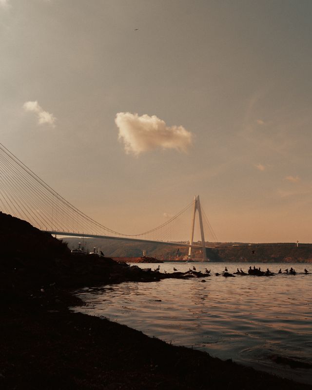 Dramatik bir gün batımı gökyüzü altında Yavuz Sultan Selim Köprüsü