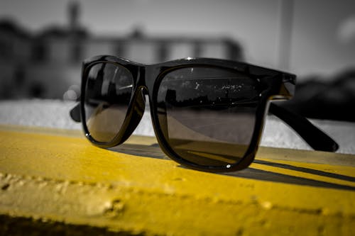 Schwarze Sonnenbrille Auf Gelber Holzoberfläche