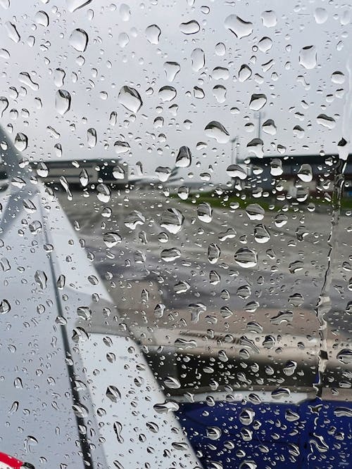 Gratis lagerfoto af fly vindue, passagerfly, regnvejr