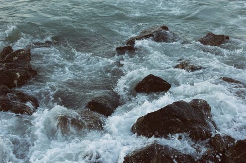 Free Waves crashing against rocks at İskenderun, Türkiye, showcasing nature's power. Stock Photo