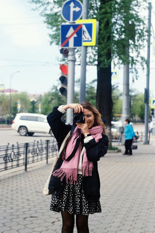 Foto d'estoc gratuïta de bufanda, càmera, carrer de la ciutat