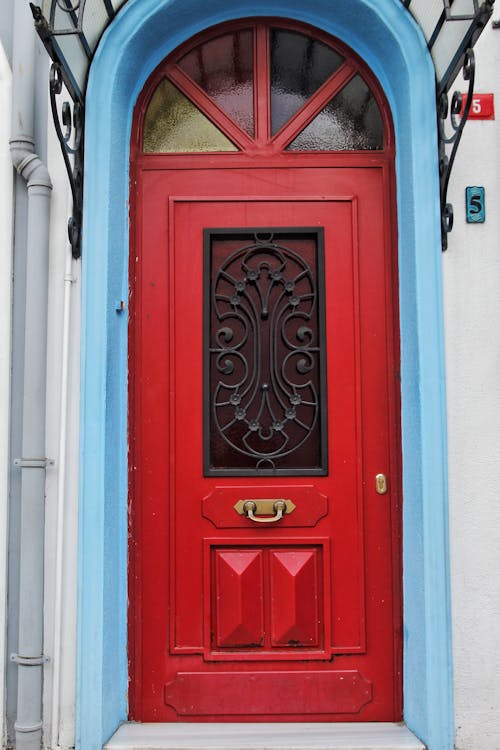 Imagine de stoc gratuită din fotografiere verticală, intrare, ușa roșie