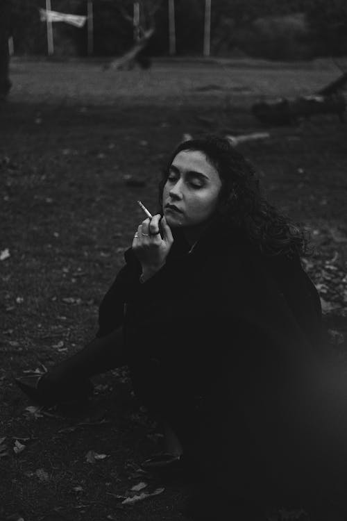 Základová fotografie zdarma na téma černobílý, cigareta, kouření