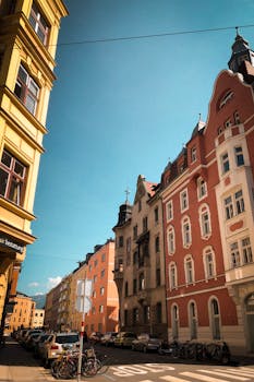 蔚蓝的天空下，色彩缤纷的欧洲建筑景观展示着城市风貌