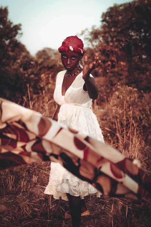アフリカ人女性, 垂直ショット, 白いドレスの無料の写真素材