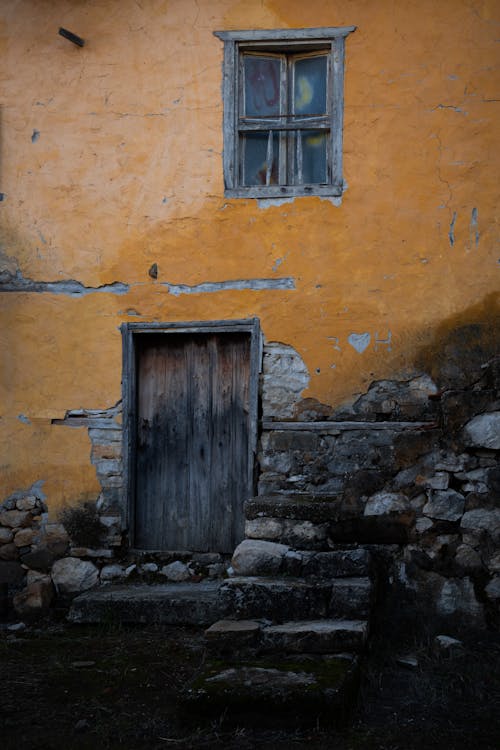 Безкоштовне стокове фото на тему «Будинки, вертикальні постріл, дерев’яні двері»