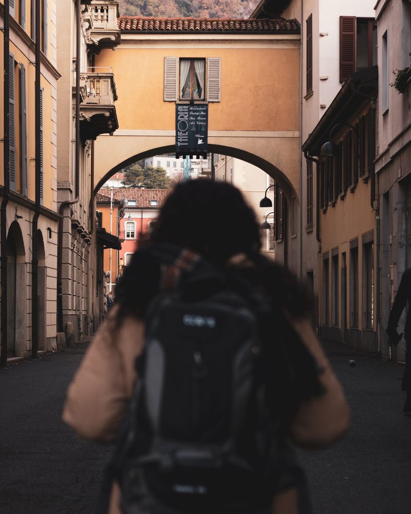 Călătoare explorând o stradă istorică dintr-un oraș european