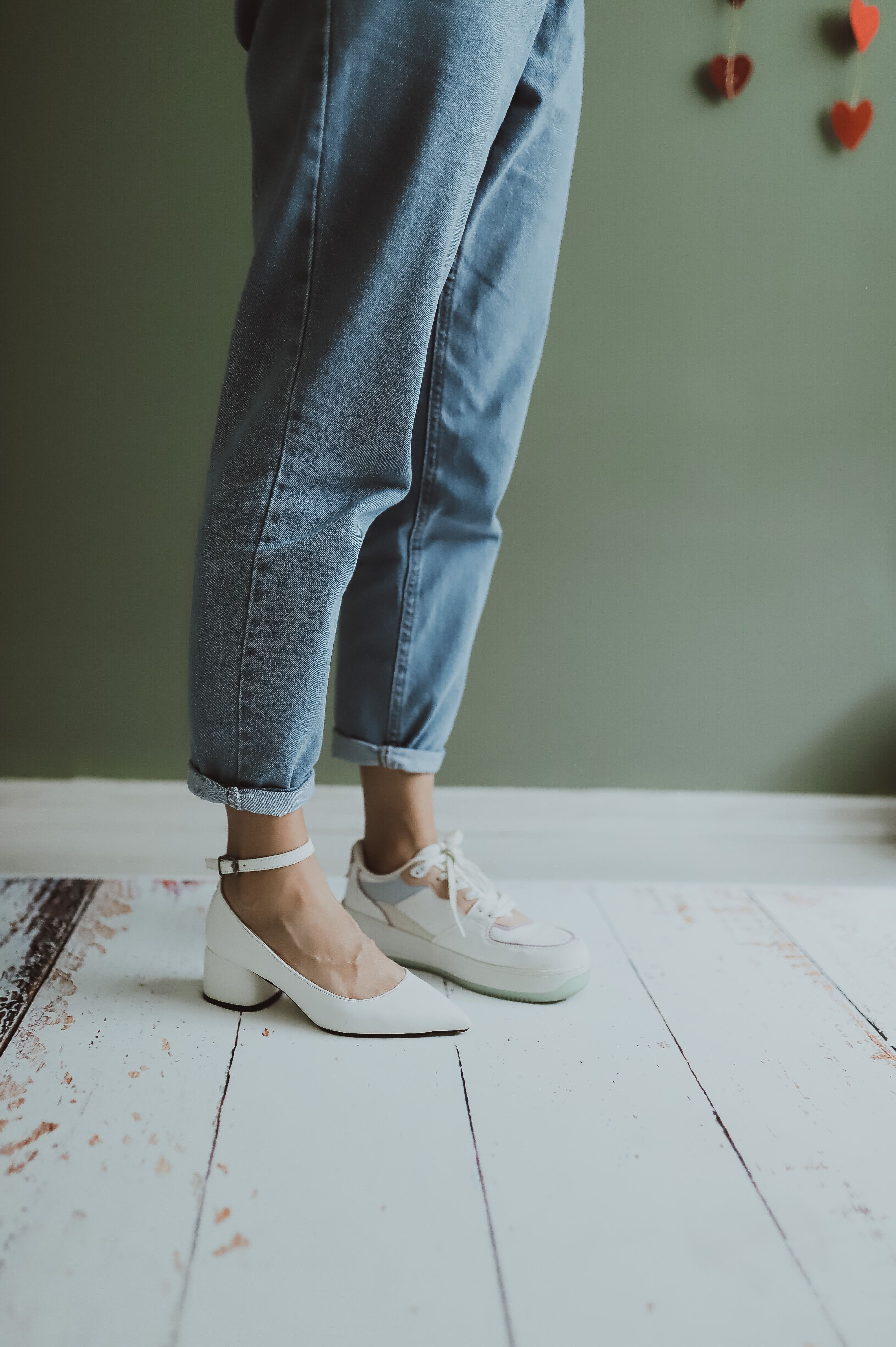 Imagem de moda que destaca escolhas de calçados contrastantes combinadas com jeans claro.