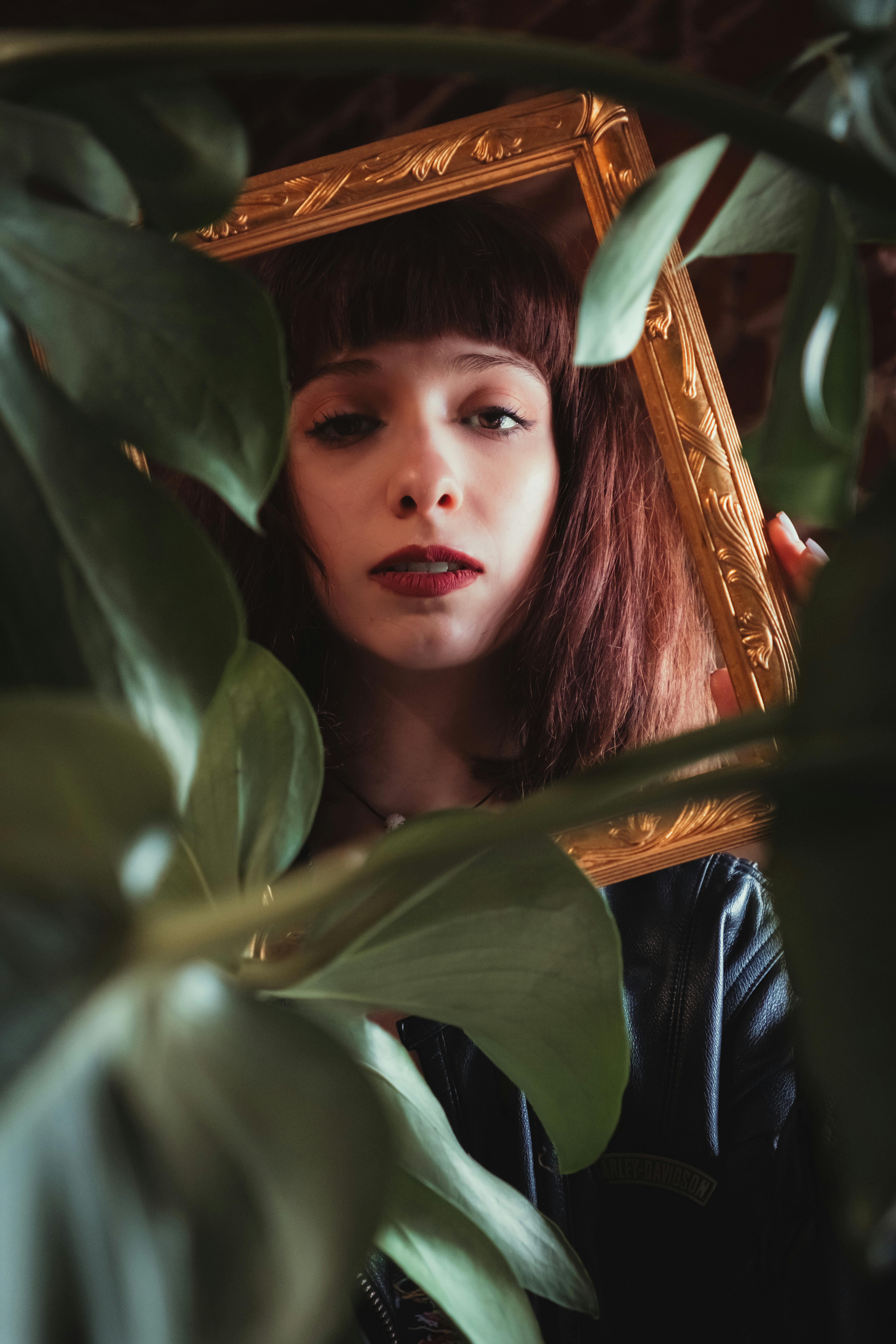 Foto profissional gratuita de 3x4. foto 3x4, cara, fechar se, folhas