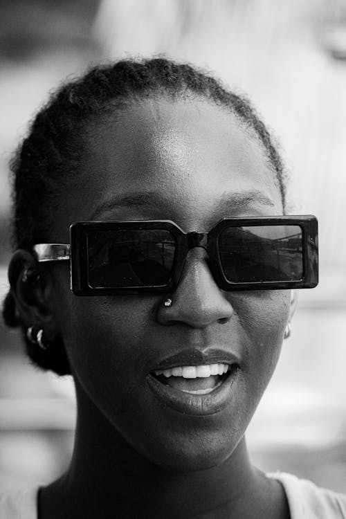 Free Grayscale Portrait of a Woman With Sunglasses  Stock Photo