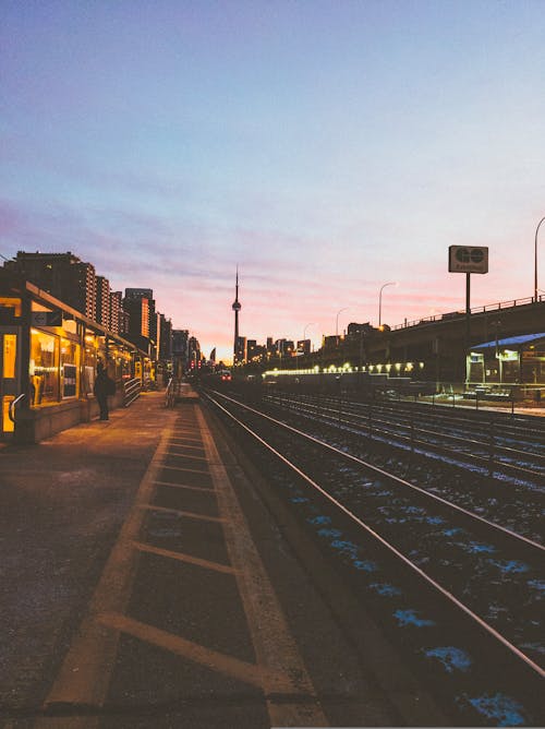 Kostnadsfri bild av järnvägsstation perrong, resa, skymning