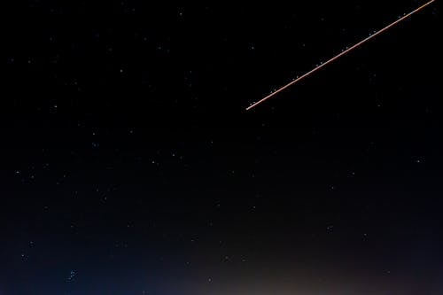 Фотография падающей звезды в ночное время