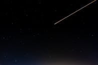 摩洛哥凯尼特拉上空的夜空宁静而美丽，其中点缀着一颗流星和众多星星