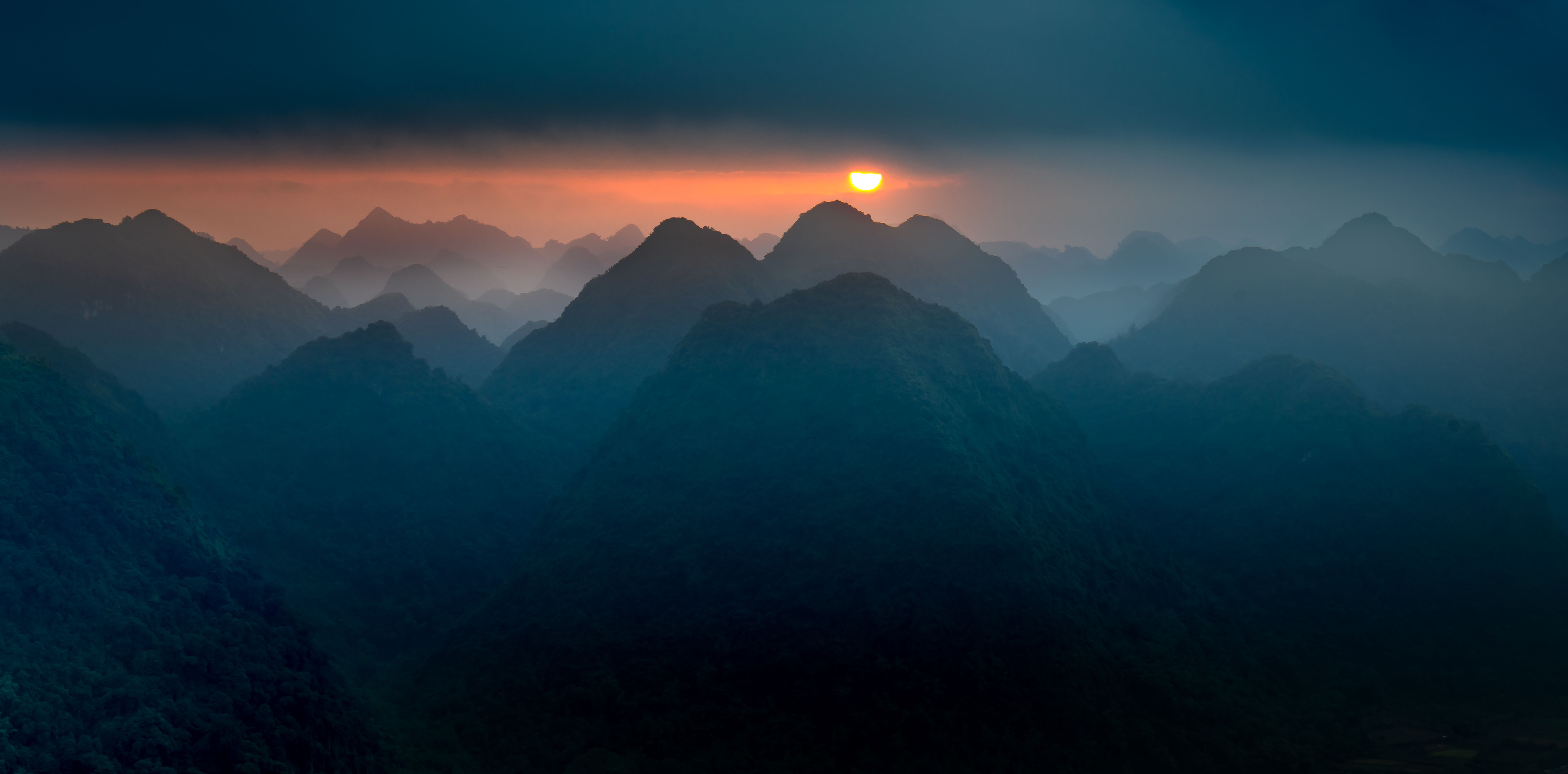 When Vastness Makes Room for Someone Else: The Psychology of Awe in Digital Cards