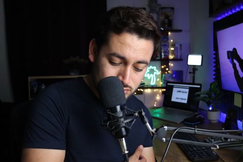 Free Man recording podcast in a modern home studio in Santiago de Querétaro, México. Stock Photo
