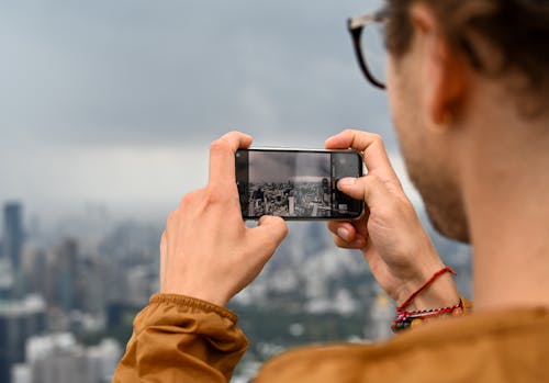 Δωρεάν στοκ φωτογραφιών με smartphone, άνδρας, αστικός