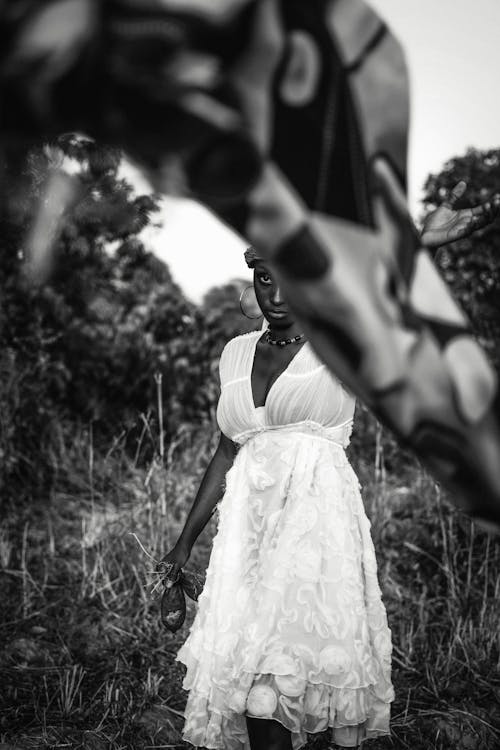 Darmowe zdjęcie z galerii z biała sukienka, czarno-biały, fotografia mody