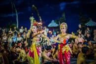 节日期间，两名妇女身着色彩缤纷的服装，表演了传统的巴厘舞