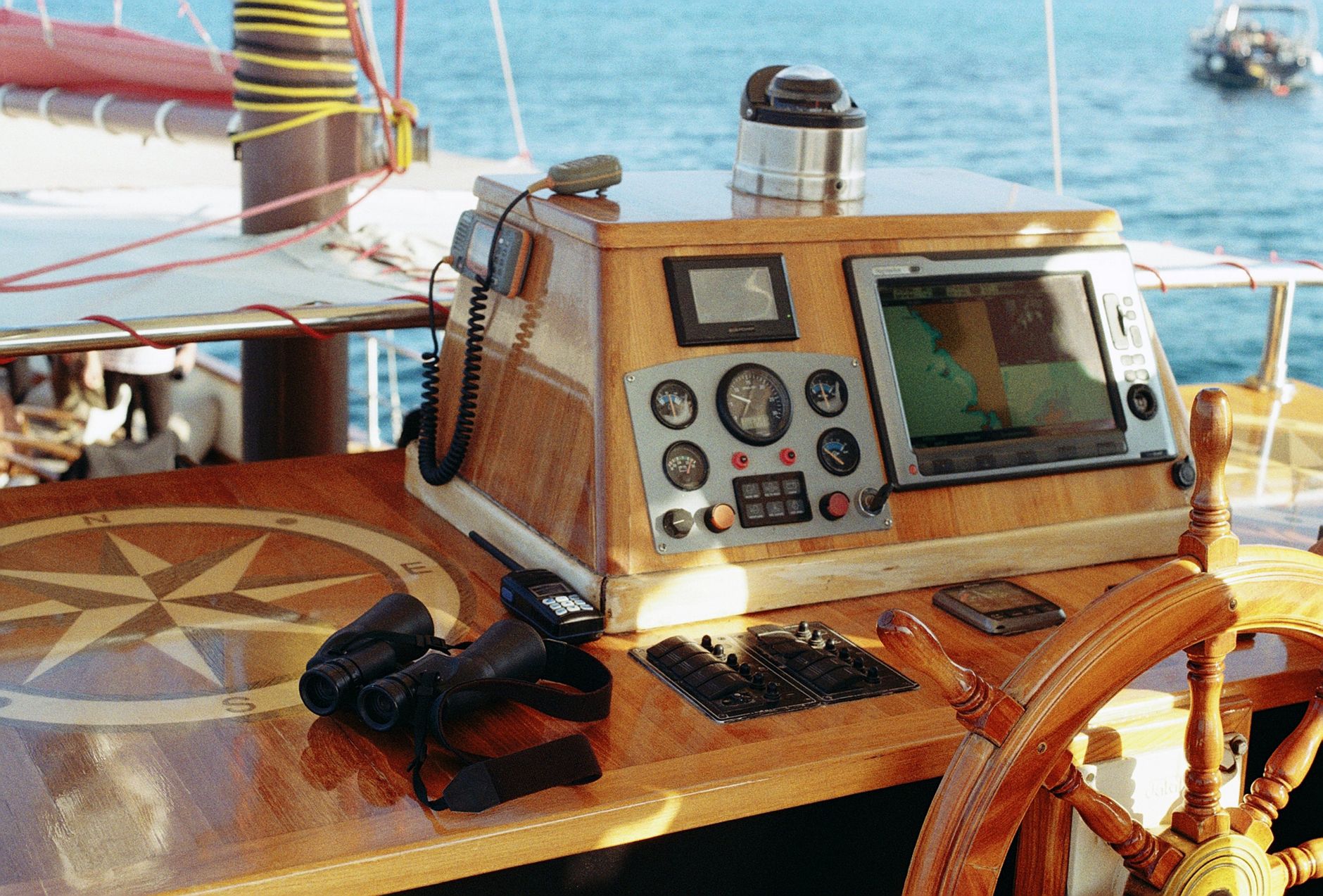Mengapa Pelaut Tidak Pernah Mengucapkan Kiri dan Kanan? Menelusuri Sejarah Starboard dan Port 1 Kapal Layar Kayu Tradisional dengan Sistem Kemudi Dayung Lambung
