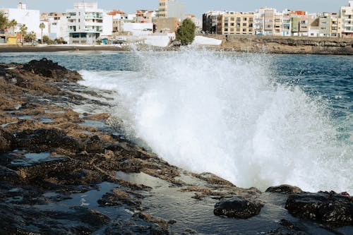 Imagine de stoc gratuită din apă albastră, clădiri, crashing valuri