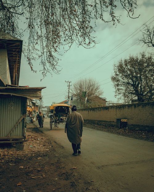 Free A serene street scene in Pattan, showcasing traditional architecture and daily life. Stock Photo