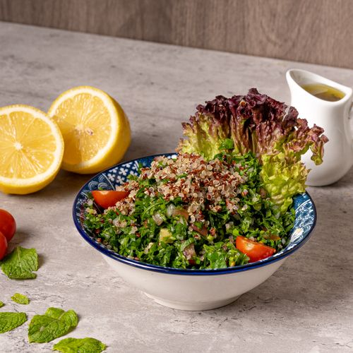 Free Delicious quinoa salad with fresh vegetables and a tangy lemon dressing. Stock Photo