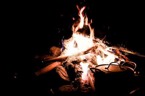 免费 篝火旁的烹饪锅 素材图片