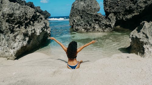 Foto d'estoc gratuïta de assegut, bikini, braços separats