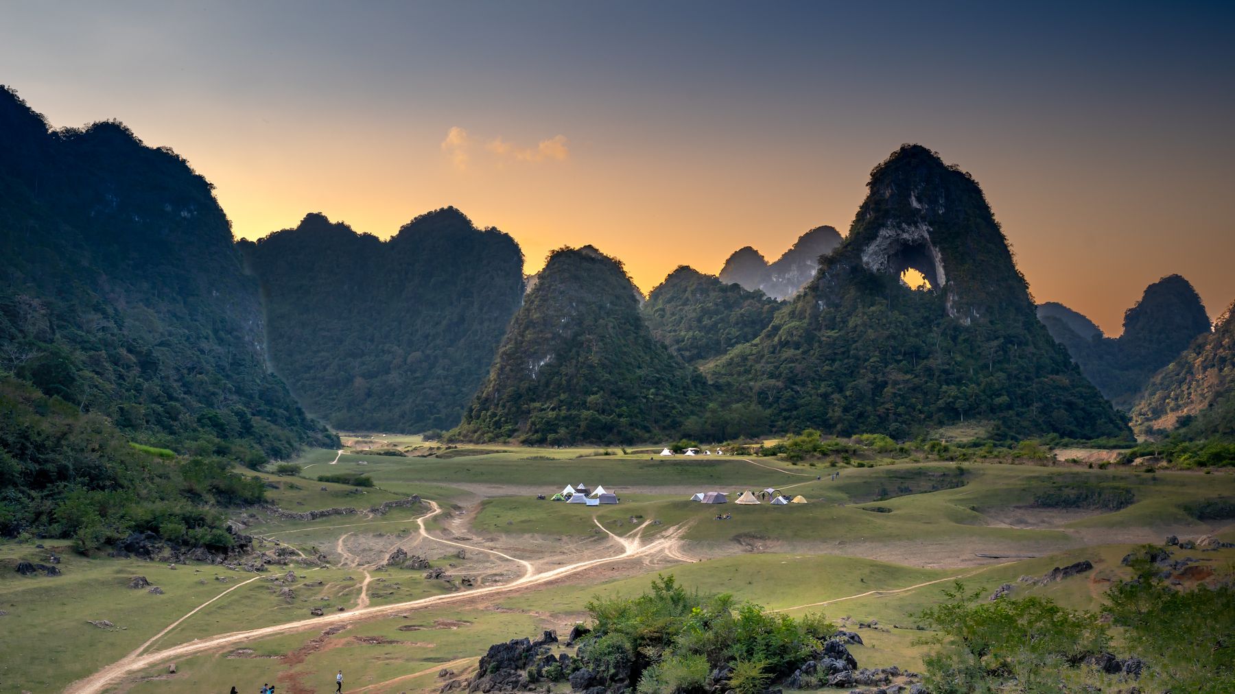 Vista panorámica de las montañas de piedra caliza y el valle de Cao Bang durante el atardecer, Vietnam.