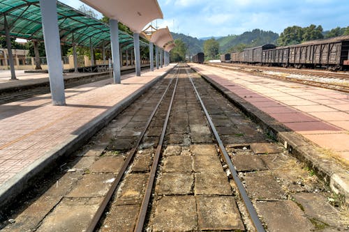 Бесплатное стоковое фото с бетонный столб, железнодорожная платформа, железнодорожные пути