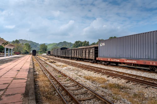 Бесплатное стоковое фото с белые облака, железнодорожные пути, контейнеры