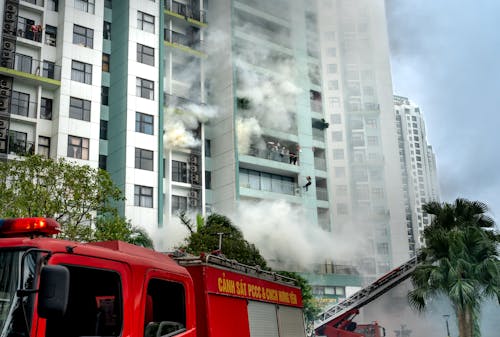 住宅樓, 抽煙, 消防車 的 免費圖庫相片