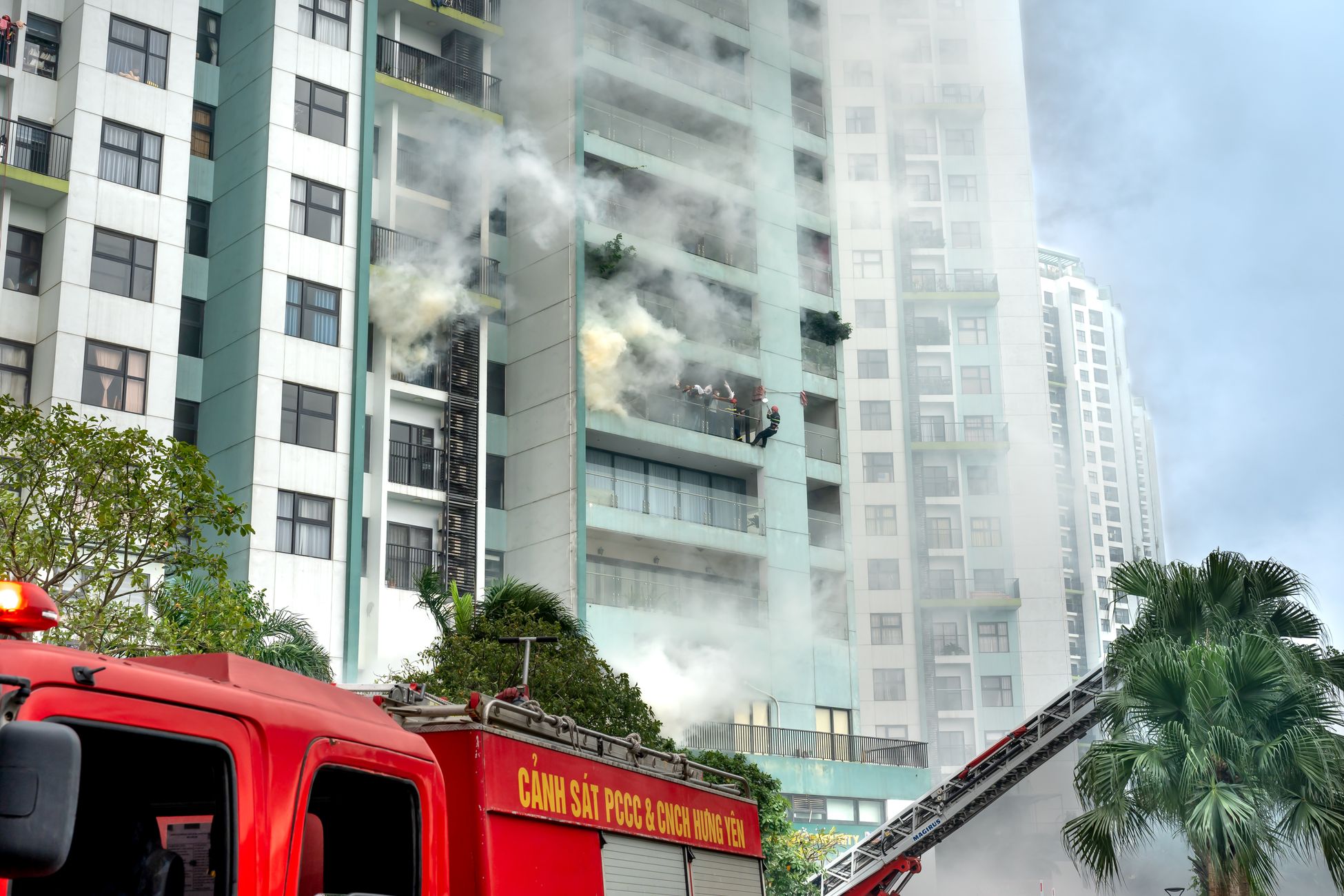 Brand verwoest loods in Dongen, zwarte rook boven gebouw