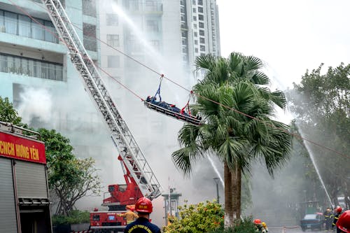 Základová fotografie zdarma na téma budovy, hasiči, kouř