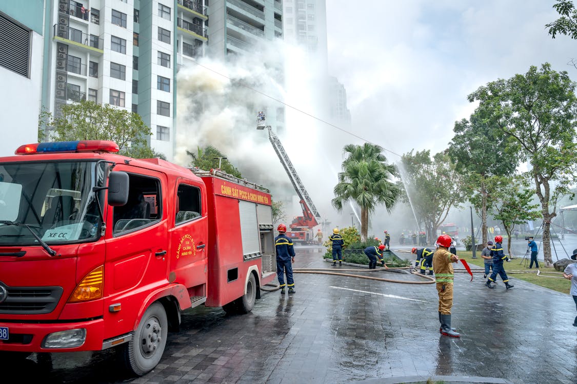 Kostnadsfri bild av arbetssätt, bostadshus, brandbilar