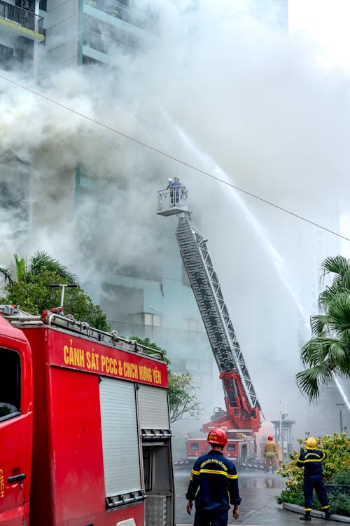 Kostnadsfri bild av bostadshus, brand, brandbil