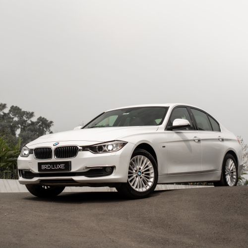 Free Luxury white sedan parked outdoors on a cloudy day, showcasing elegance and style. Stock Photo