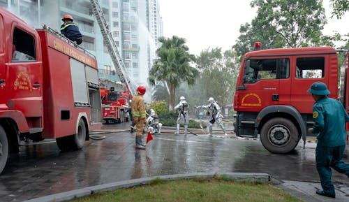 Immagine gratuita di autopompe, calamità, edificio residenziale