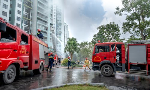 Kostnadsfri bild av bostadshus, brandbilar, handling