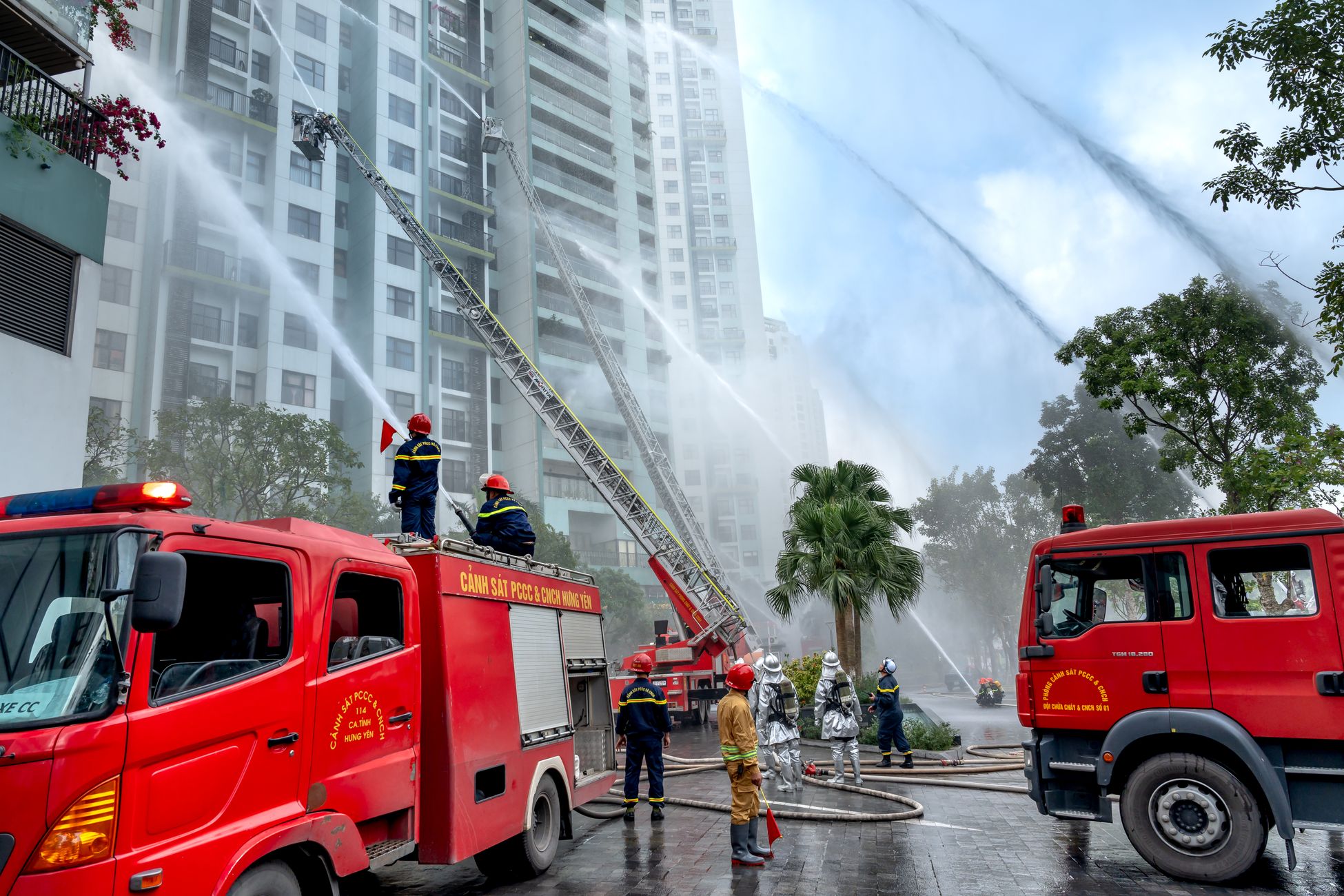 Brandweer IJlst biedt verkoeling vanwege hitte