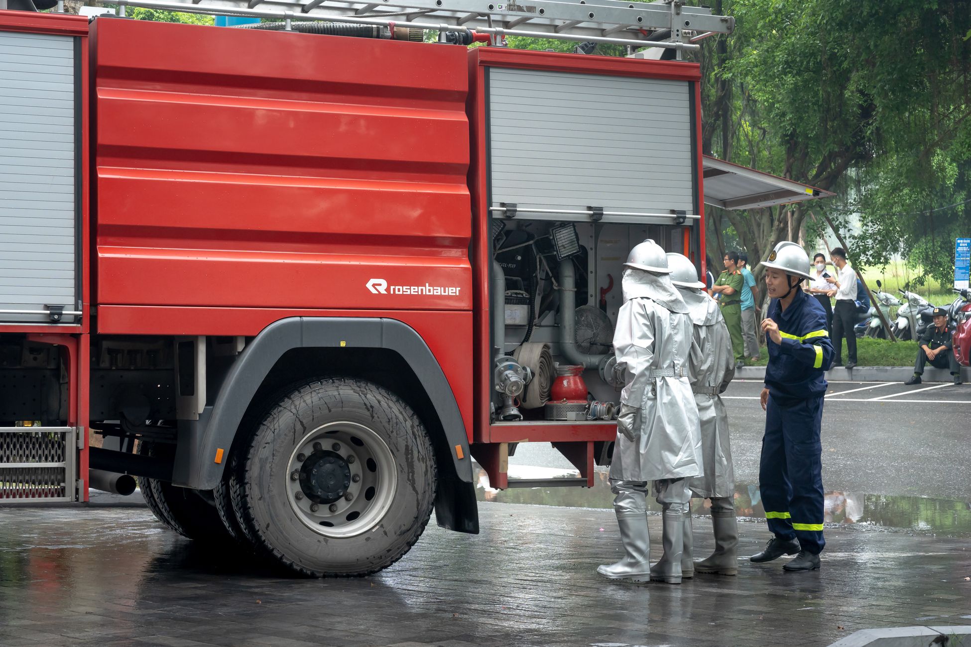 Brandweer en specialist gevaarlijke stoffen naar incident bij melkveebedrijf in Oijen