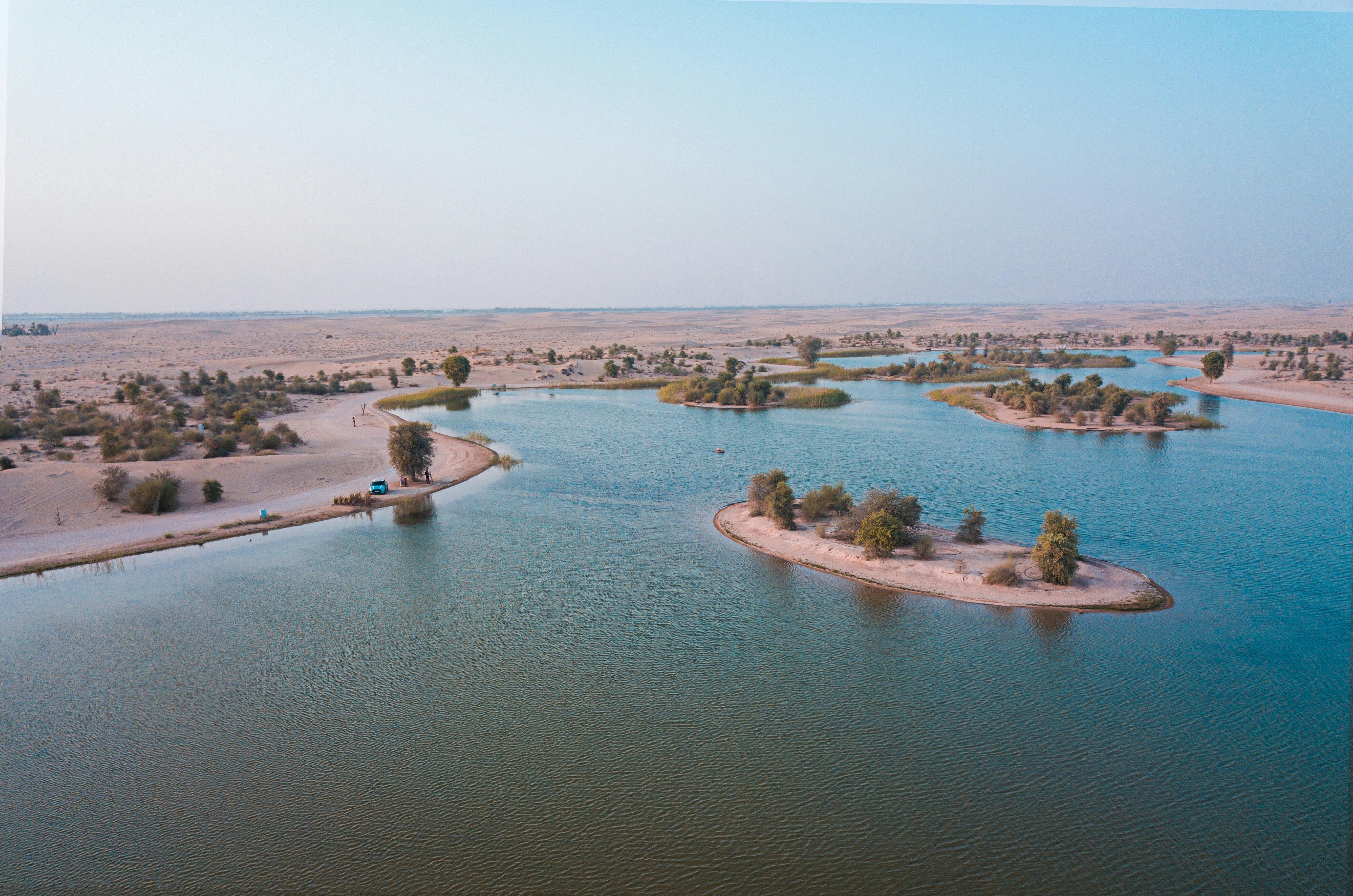 俯瞰迪拜湖泊与沙漠的自然美景