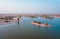 俯瞰迪拜湖泊与沙漠的自然美景