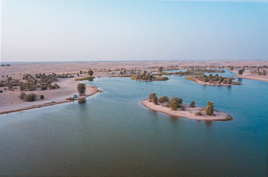 俯瞰迪拜湖泊与沙漠的自然美景