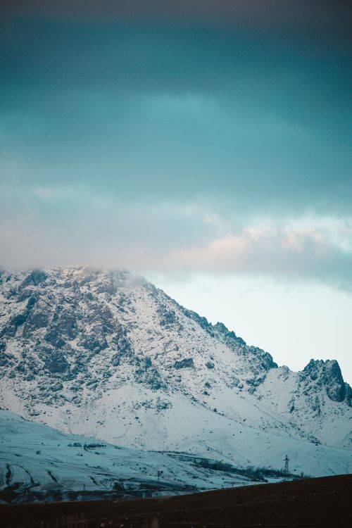 Free Scenic view of a snow-covered mountain under a clear blue sky in Van, Türkiye during winter. Stock Photo