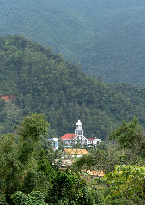 Foto profissional grátis de árvores, cadeia de montanhas, capela
